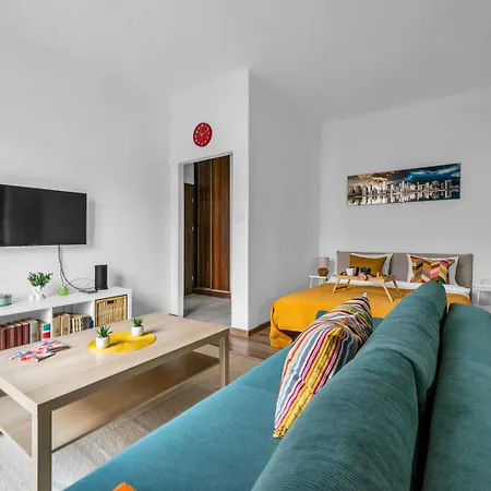 Comfort - Location, Metro Nearby - By Rentujemy דירה *